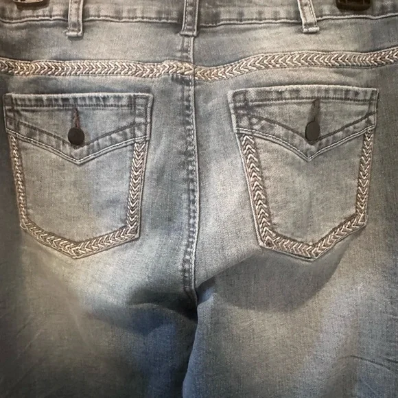 ❄️ NWT Flamingals Boho Embroidered Flare Jeans Medium Wash Bell Bottoms Size M - Picture 5 of 7